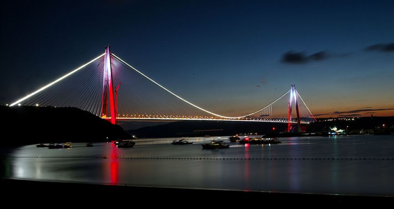 Tankerin dümeni kilitlendi! İstanbul Boğazı trafiğe kapatıldı