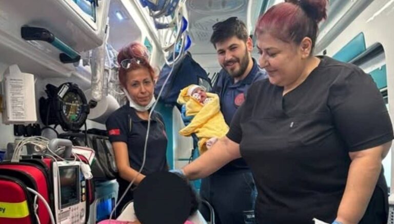 ambulansta-dogum-sancilari-basladi-hastaneye-yetisemedi-tDAqC2ll.jpg