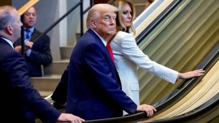 bmde-yuruyen-merdiven-ve-prompter-krizi-trumpa-sabotaj-iddiasi-abd-gizli-servisi-tarafindan-sorusturuluyor-tIfAZqlQ.webp