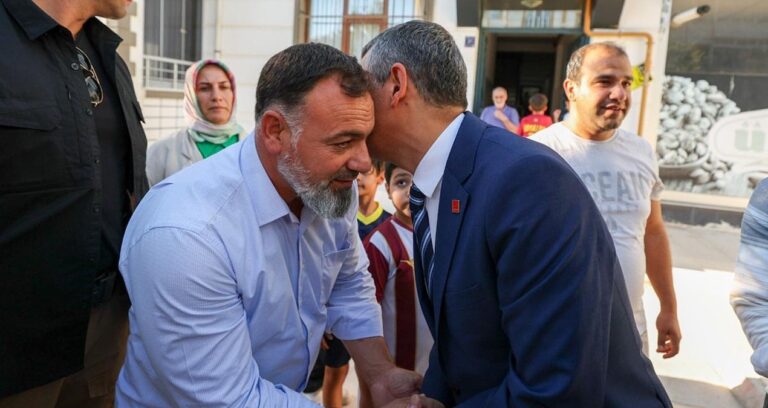 chp-lideri-ozgur-ozelden-sehit-ailesine-ziyaret-54hDhApv.jpg