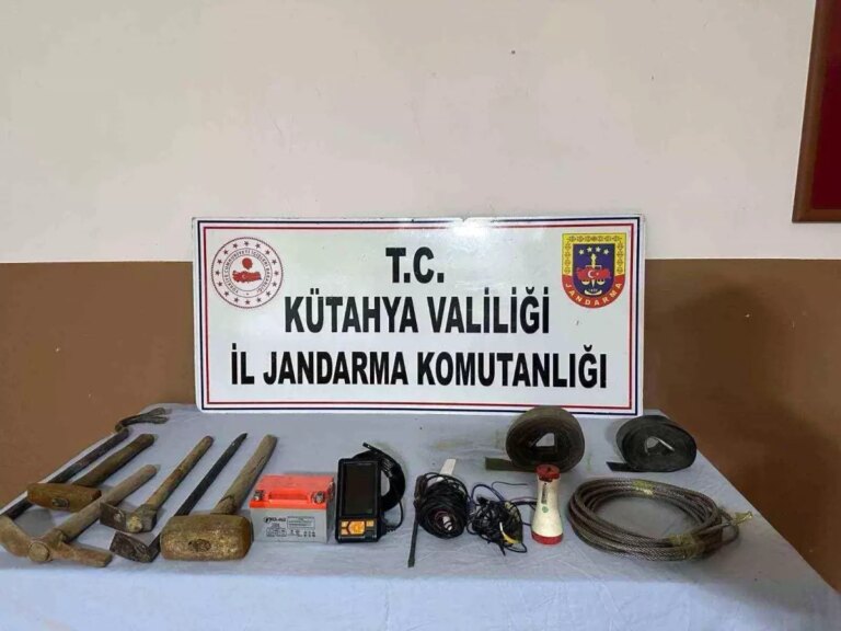 gedizde-izinsiz-kazi-yapan-6-supheli-yakalandi-K79bhx2H.jpg