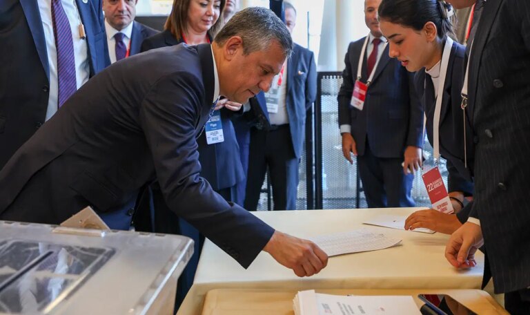 ozgur-ozel-yeniden-chp-genel-baskani-secildi-gozler-parti-meclisi-ve-yuksek-disiplin-kurulu-listelerinde-Z5FpXxiQ.jpg
