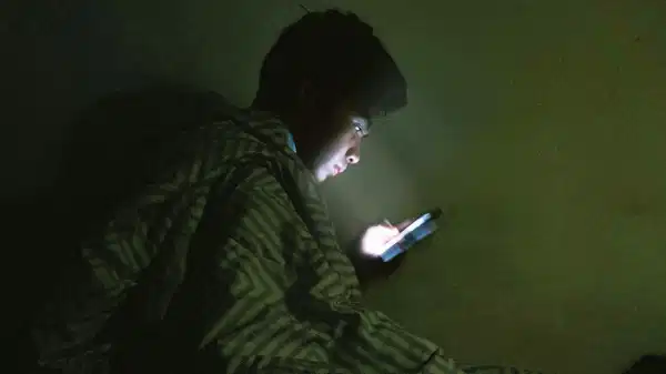 gece telefona bakanlar dikkat sessizce cokertiyor hQ21QHwH.jpg