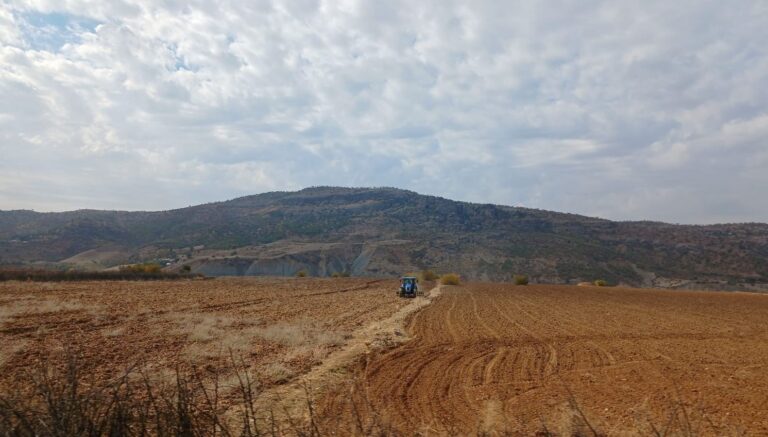 kulp ilcesinde ciftciler ekim mesaisine basladi 3seCgZJf.jpg