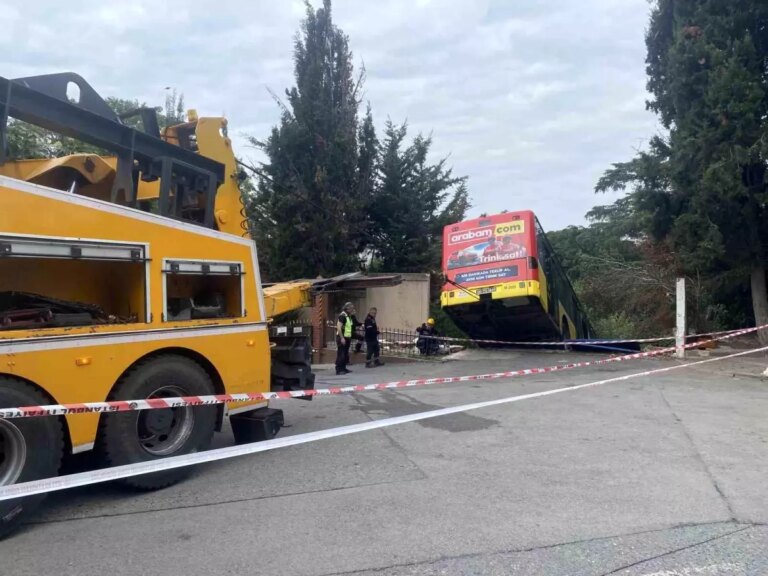 uskudarda iett otobusu insani korkuttu sofore idari sorusturma baslatildi E2GSATC5.jpg