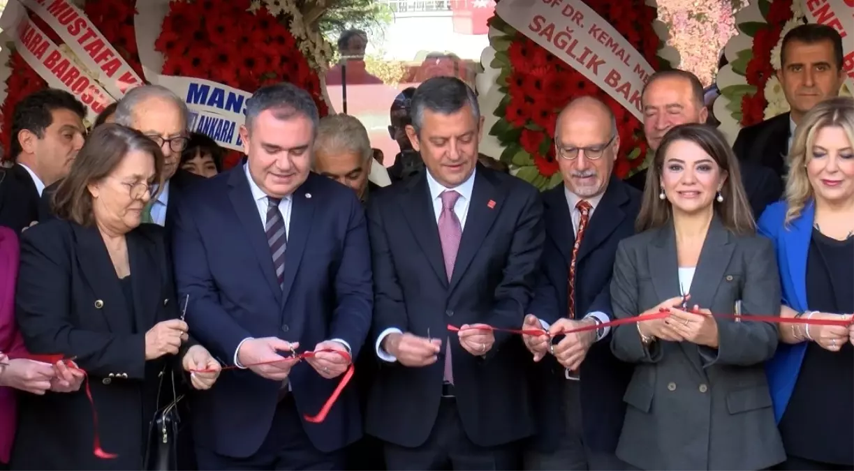 ozgur ozel eczacilik muzesinin acilisini yapti cmSzJEHZ.jpg