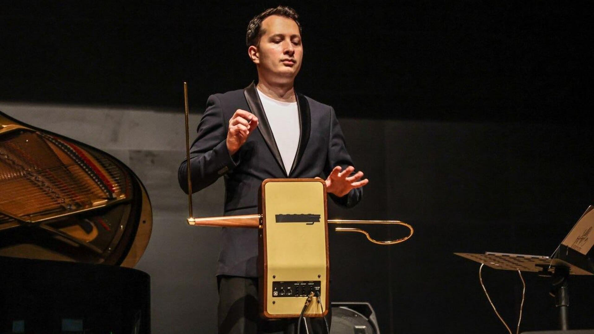 rus fizikci tereminin icat ettigi muzik aleti turkiyede tanitildi ErFNf35s.jpg