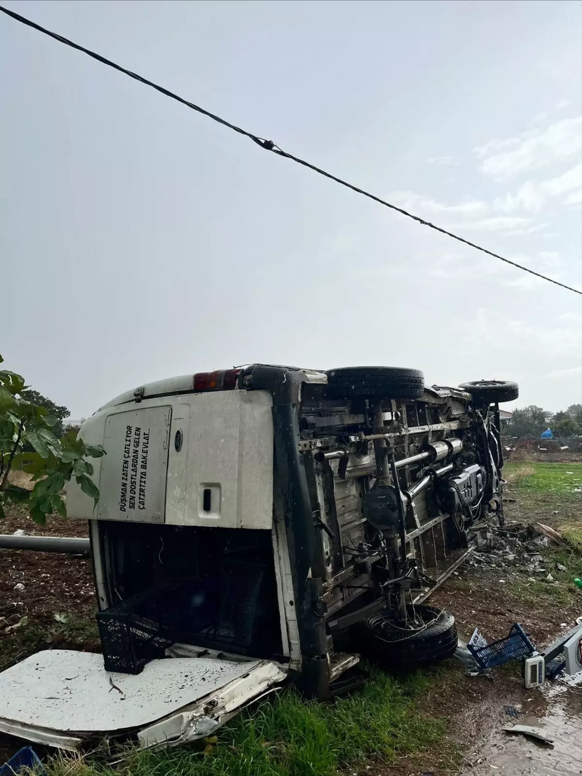 salihlide-kamyonet-devrildi-surucu-hayatini-kaybetti-4mwIJIXj.jpg