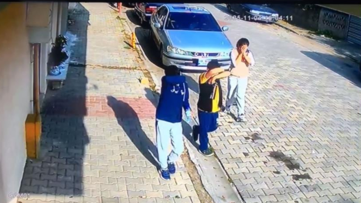 tekirdagda 3 cocuk park halindeki aractan sibop kapaklarini caldi WYHGKAcC.jpg