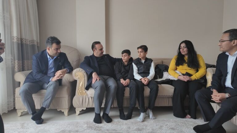 bakan-kacir-13-milyon-tllik-altini-sahibine-teslim-eden-cocuklari-ziyaret-etti-WgBdGJ5s.jpg