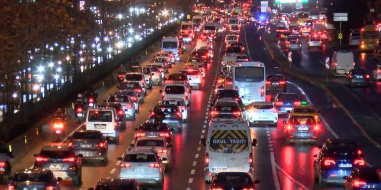 istanbul-trafigine-saganak-ve-hafta-basi-darbesi-yuzde-90-goruldu-HSuO78tp.jpg
