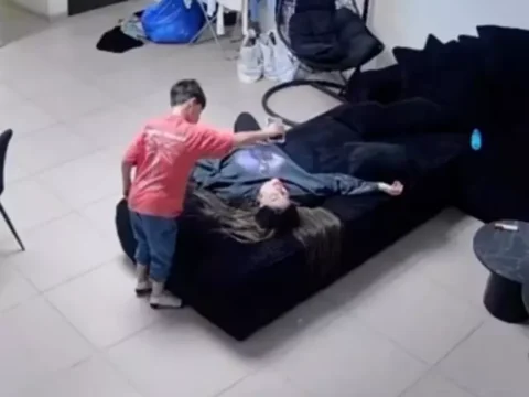 8 Yaşındaki Kahraman Çocuk, Annesinin Panik Atak Krizini Başarıyla Aşmasına Yardımcı Oldu